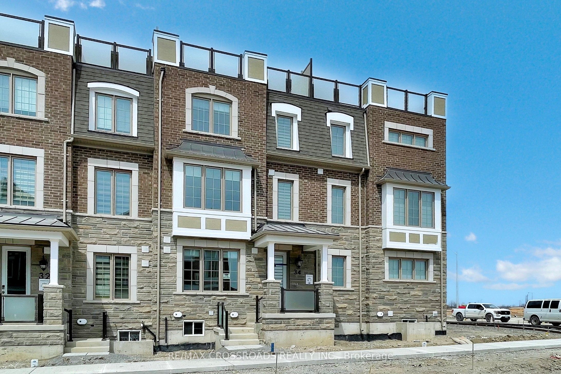 Beautiful townhome by Mattamy conveniently located on Elgin Mills and Woodbine, mins to Hwy 404, Ang...