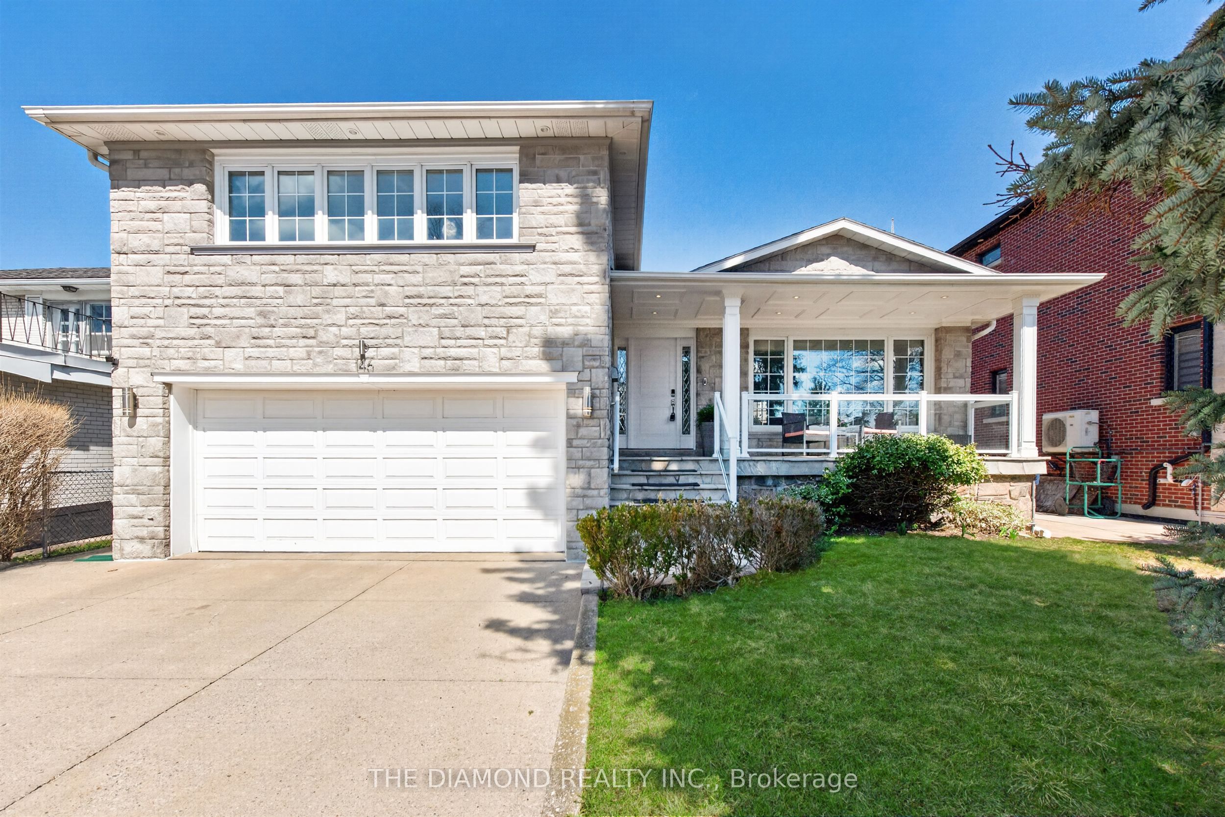 Welcome to this beautifully updated sidesplit in the prestigious Edenbridge-Humber Valley neighbourh...