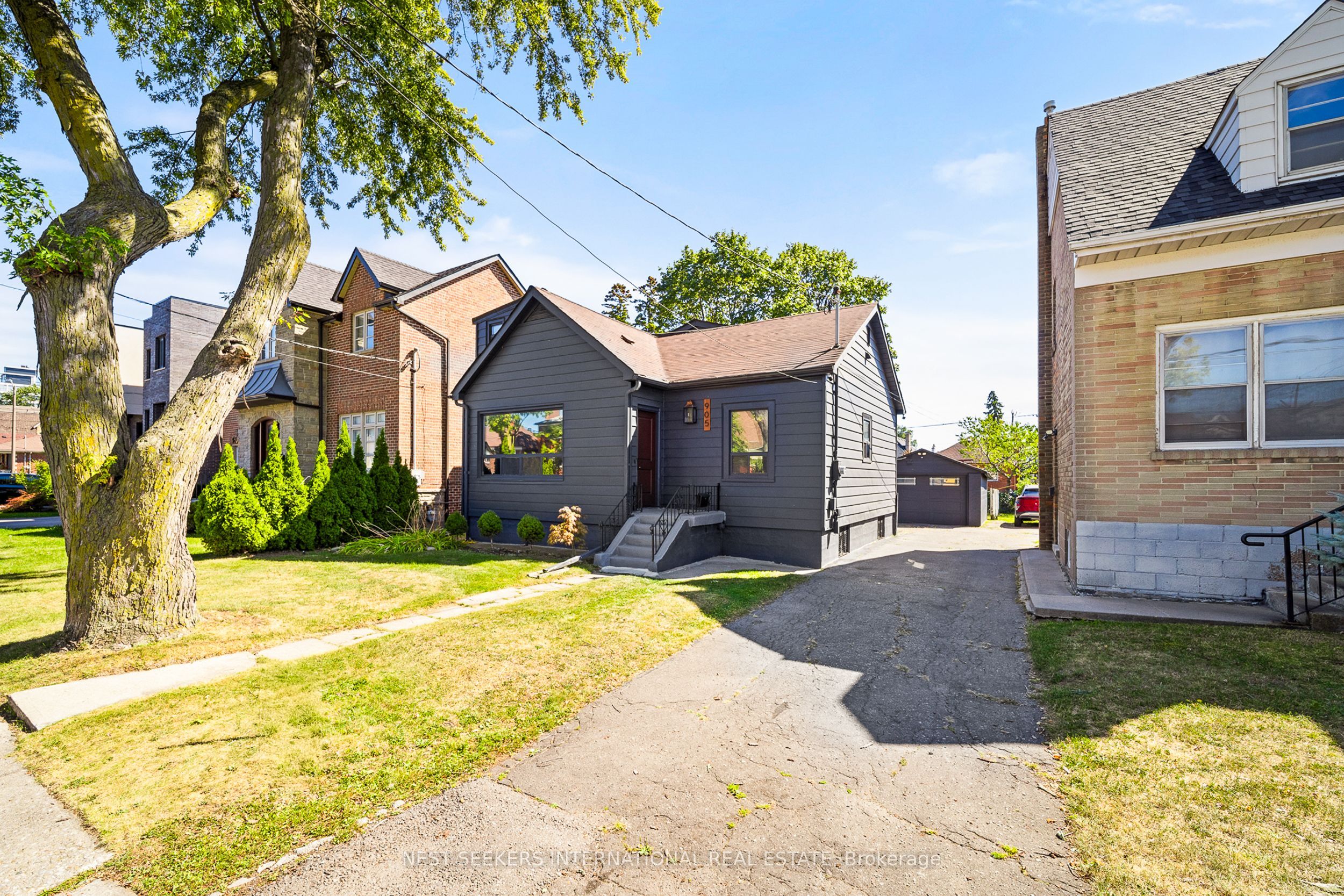 905 Glencairn Avenue, Toronto W04